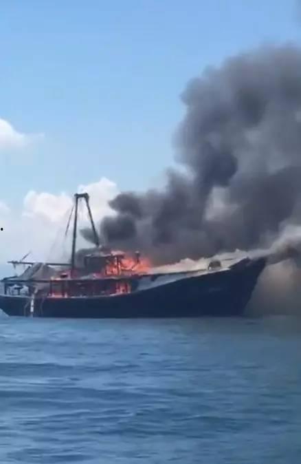 网友爆料渔船视频,惊险一幕！渔船海上遭遇突发状况